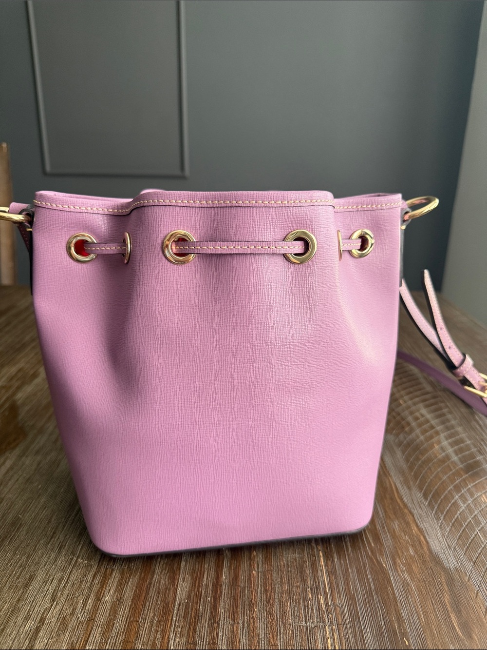 Dooney & Bourke lilac leather bucket bag - Picture 5 of 12